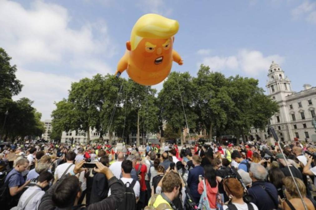 La imagen del día fue sin embargo el gran globo representando a Trump como un bebé en pañales que se alzó en el cielo cerca del Parlamento durante unas horas.