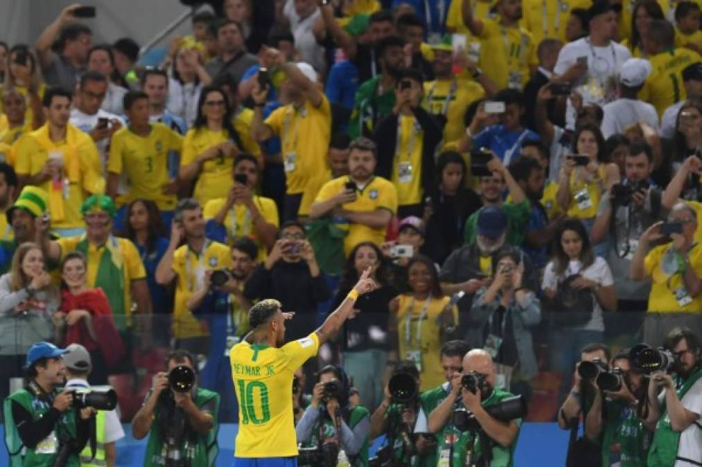 Neymar saluda y muchos aficionados aprovechan a tomarle fotos desde las gradas. Foto AFP