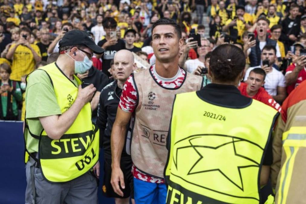 Previo al inicio del Young Boys vs Manchester United por la Champions League, Cristiano Ronaldo noqueó a un guardia de seguridad y su reacción sorprendió a muchos. Fotos EFE y AFP.