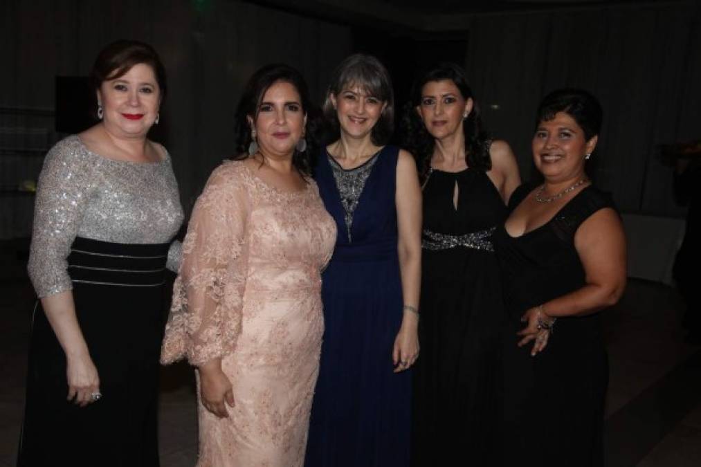 Geña Villela, Frances Barahona, Carolina y Leyla Jaar con Geraldina Servellón.