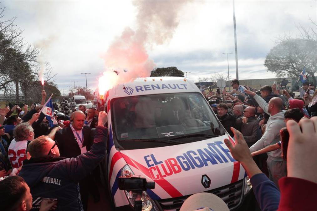 Aficionados del Nacional y seguidores del futbolista uruguayo Luis Suárez rodean hoy el vehículo en el que se transporta, en Montevideo (Uruguay).