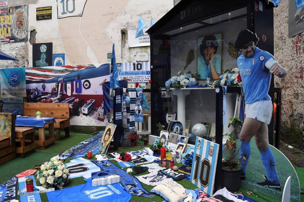 Maradona en Nápoles es recordado cada día. El argentino encumbró al pequeño club a la cúspide italiana y mundial. 