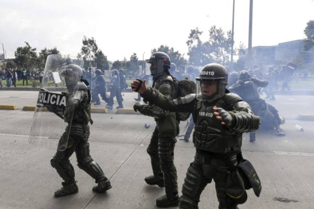 Más compleja es la situación en Cali (suroeste), capital del departamento del Valle del Cauca, donde el alcalde Maurice Armitage declaró el toque de queda a partir de las 19.00 horas de este jueves (00.00 GMT del viernes) a raíz de la ola de saqueos de comercios y destrucción de bienes públicos que siguió a las manifestaciones.