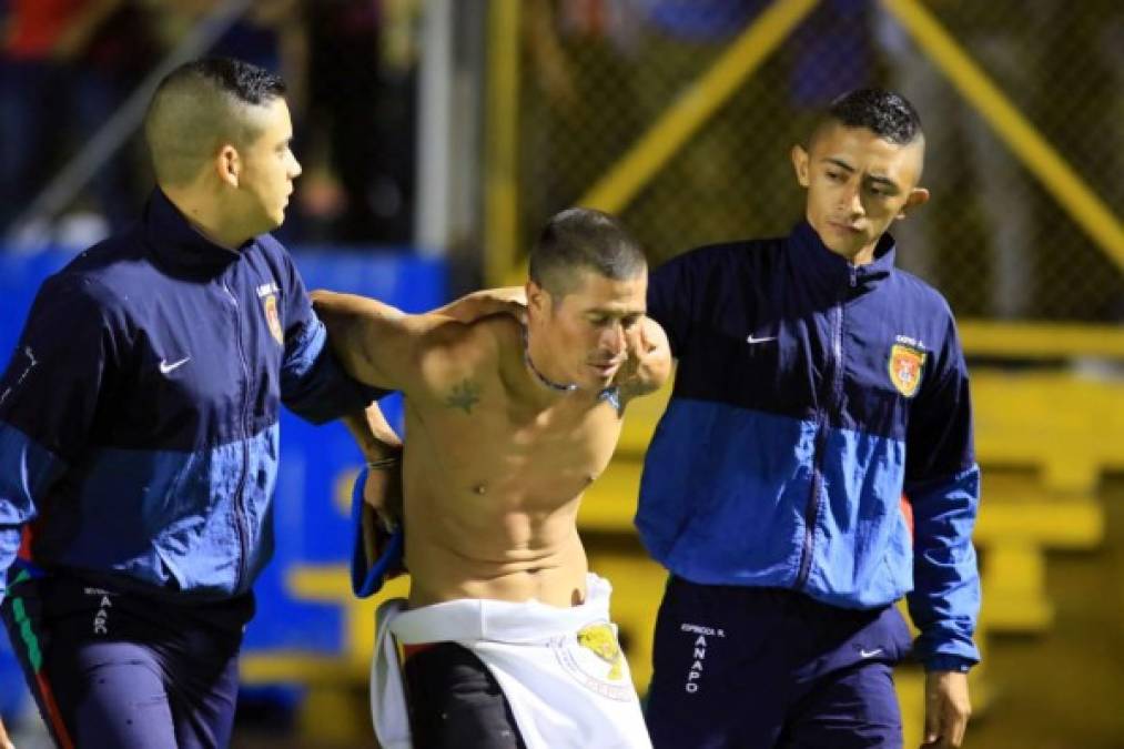 Elementos de seguridad sacaron esposado del estadio Nacional a otro aficionado.