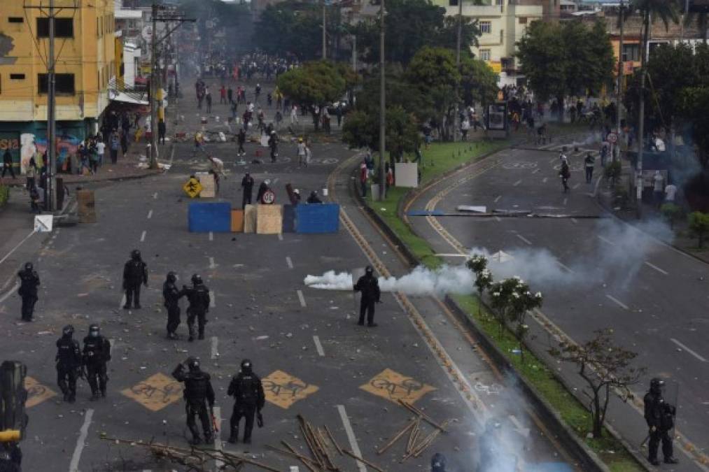 La Alcaldía también informó que 104 autobuses de transporte público de Bogotá fueron afectados por la acción de los vándalos y que tres de ellos fueron incinerados.<br/>