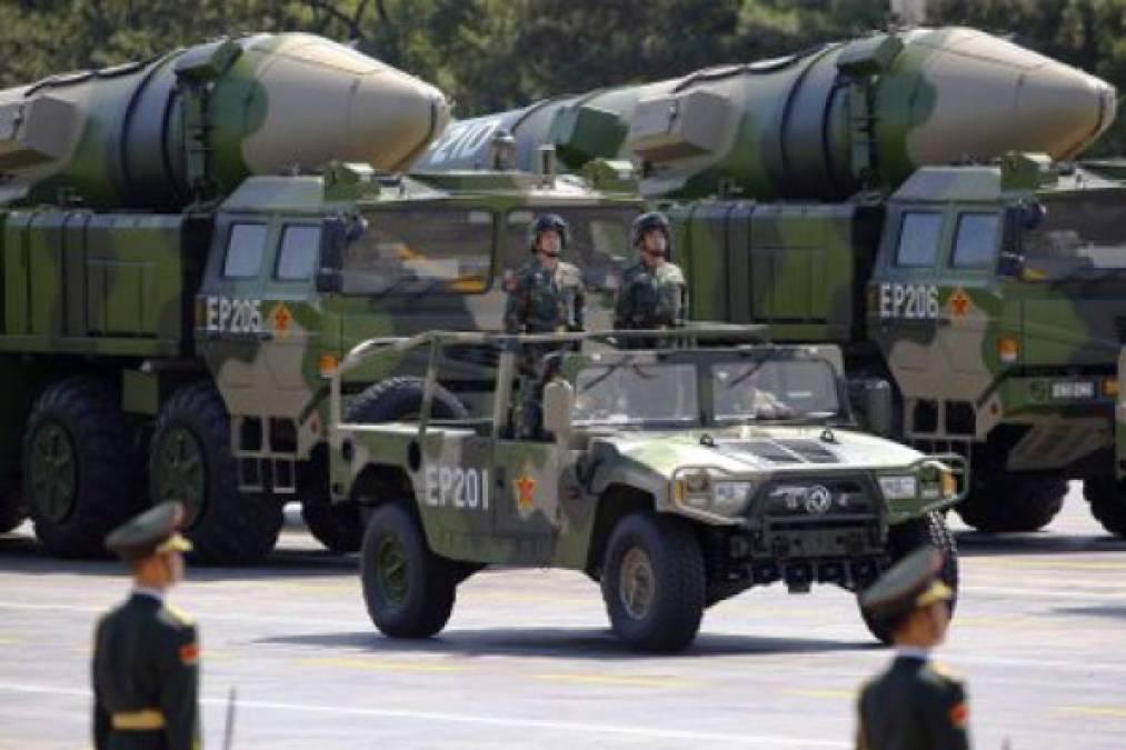 Ejército de China exhibe sus poderosos misiles hipersónicos