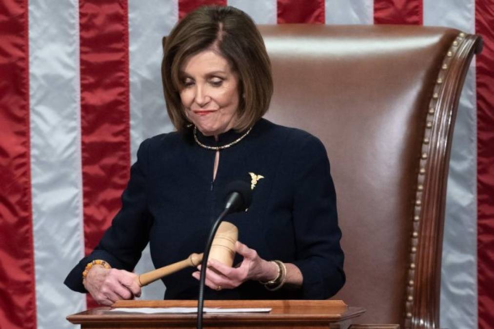 ¡No contuvo la emoción!: El rostro de Nancy Pelosi tras aprobar juicio contra Trump