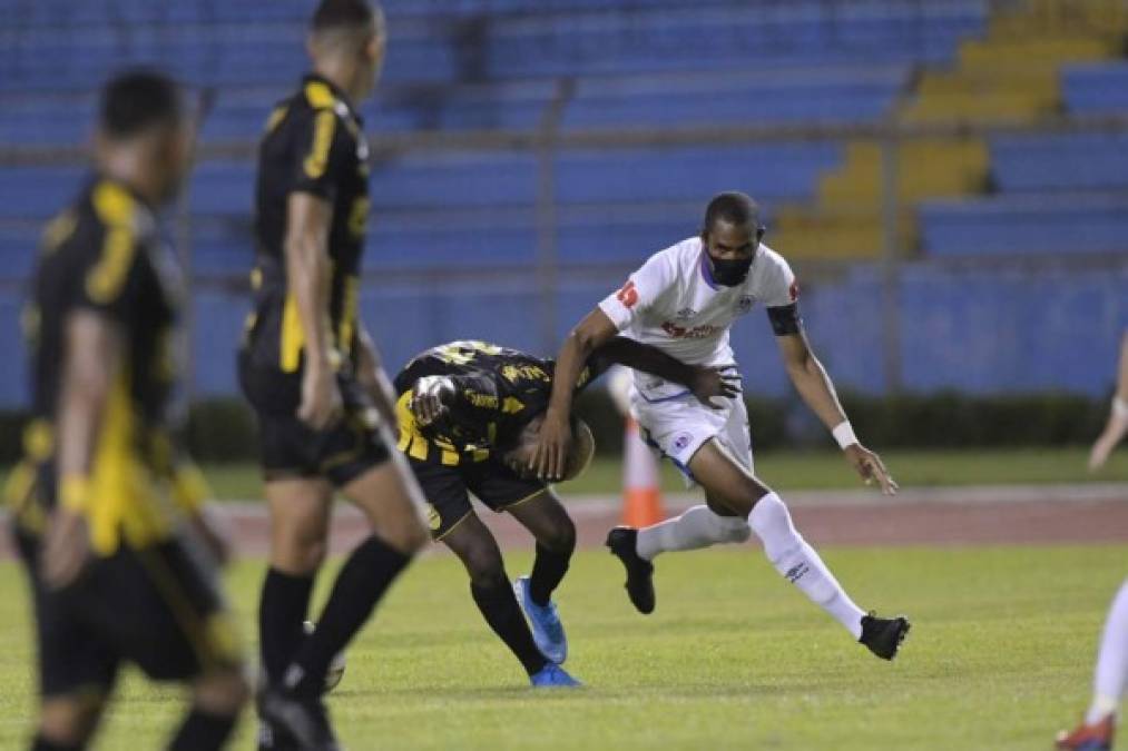 Jerry Bengtson sorprendió al jugar con mascarilla. El delantero del Olimpia entró de cambio en el segundo tiempo.