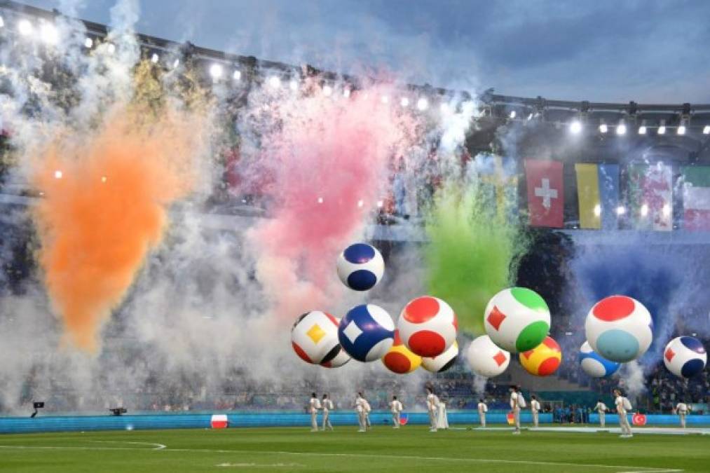 Hubo un desfile de inmensos globos hinchables en el césped..