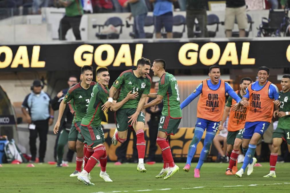 La alocada celebración de los jugadores mexicanos tras el gol de Santi Giménez.