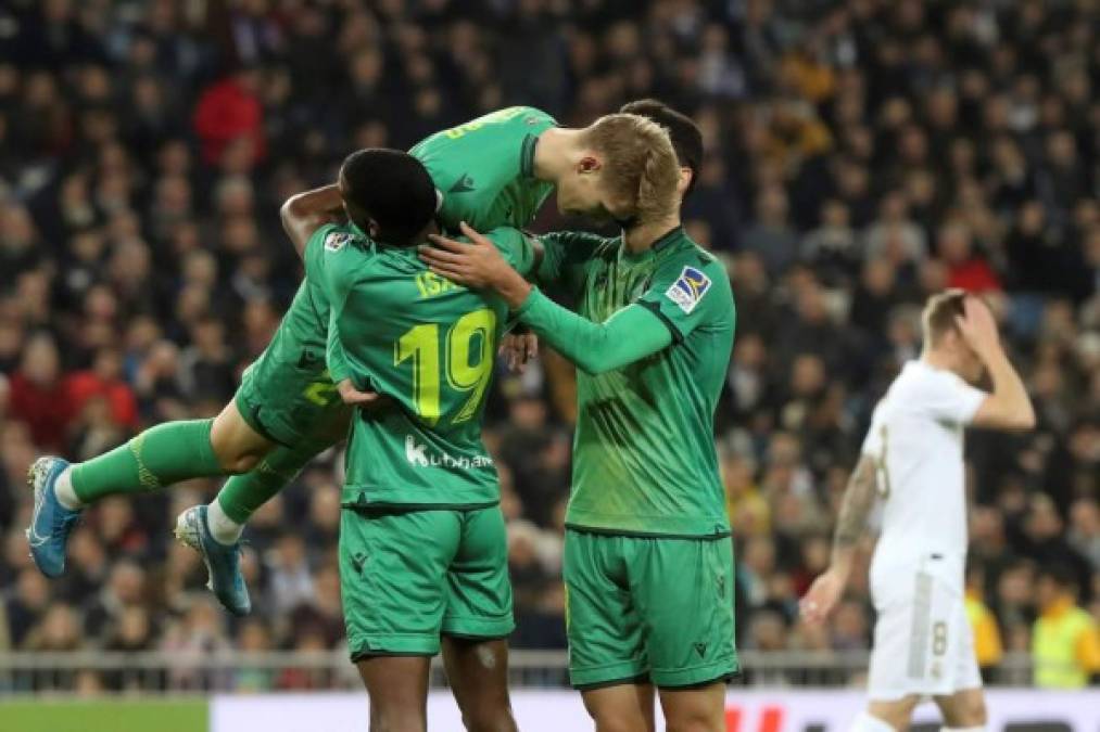 Martín Odegaard abrió el marcador para la Real Sociedad contra Real Madrid y así fue felicitado por Alexander Isak y Mikel Merino. El joven noruego no celebró el gol ante el equipo dueño de su ficha.