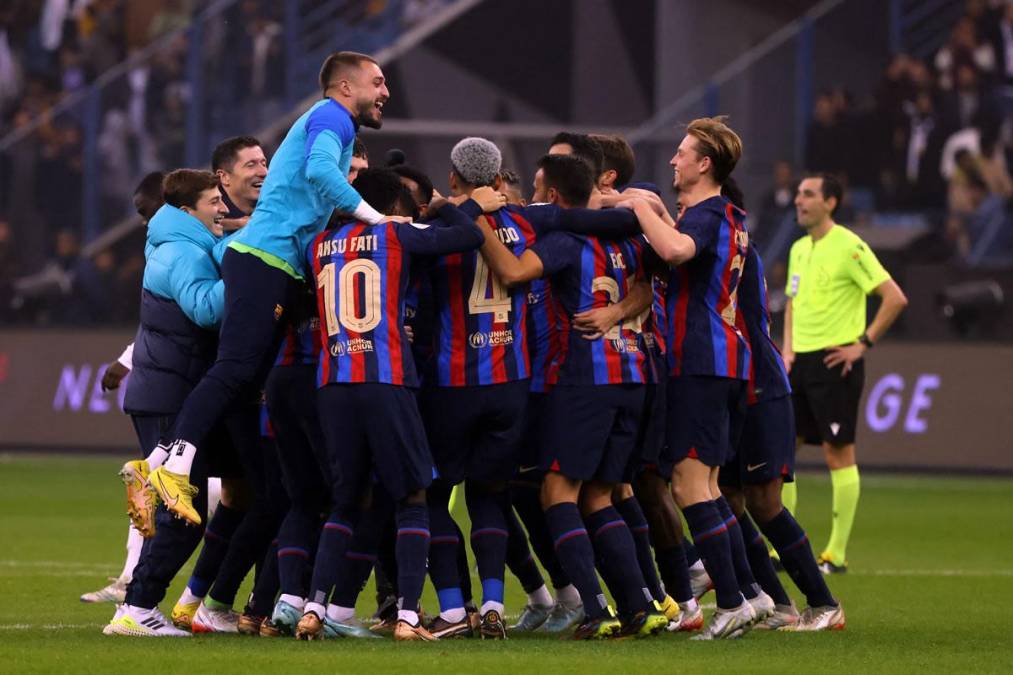 Los jugadores del Barcelona celebrando el triunfo al final del partido contra el Real Madrid.