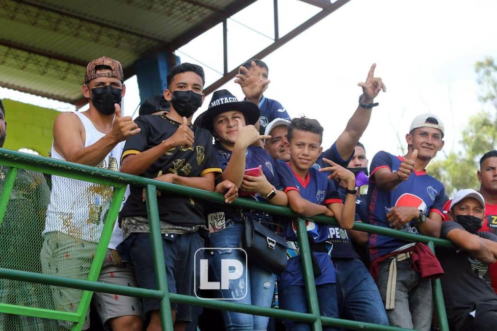 Muchos aficionados del Motagua se hicieron presentes en el estadio Juan Ramon Brevé Vargas.