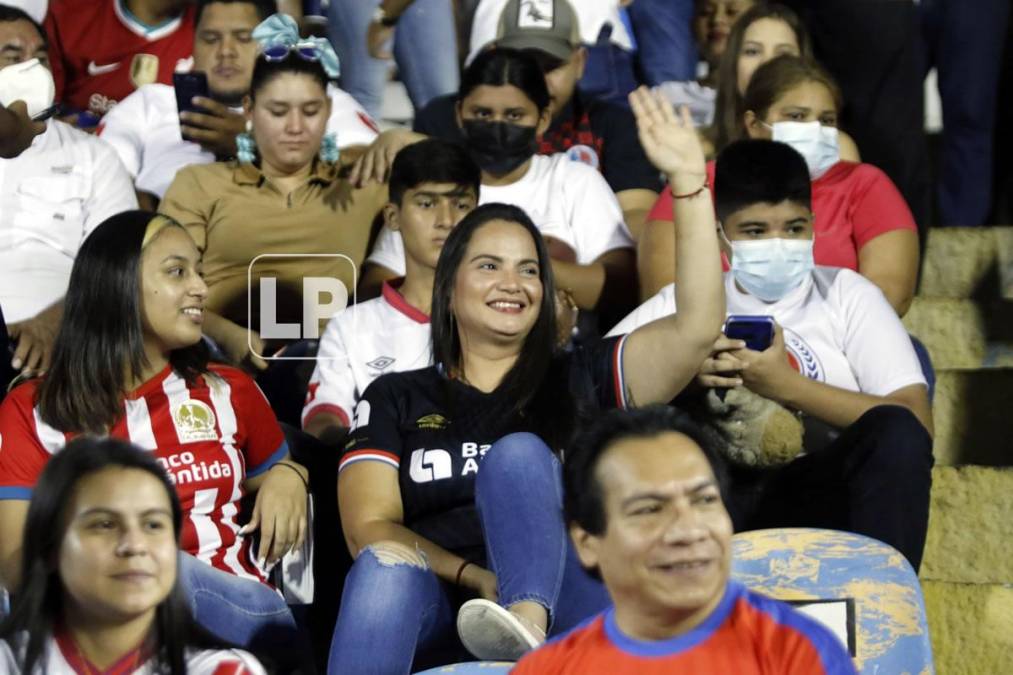 Estas guapas aficionadas del Olimpia no se perdieron la cita en el Morazán.