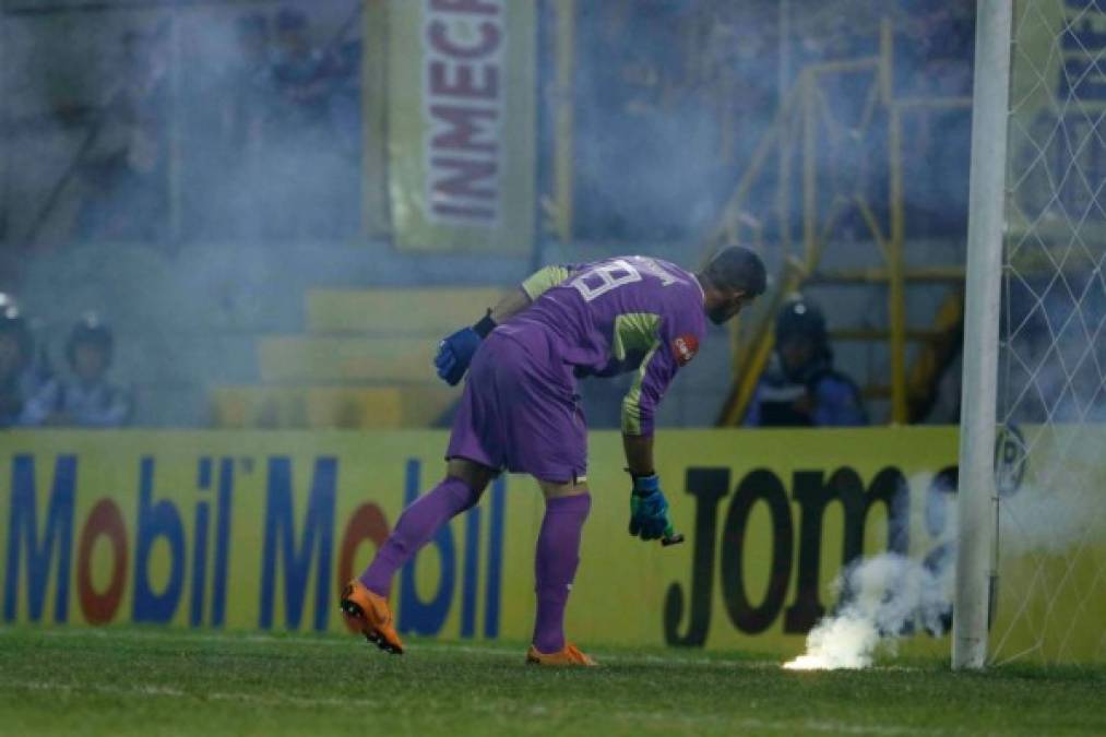 Jonathan Rougier sacando una de las bengalas.