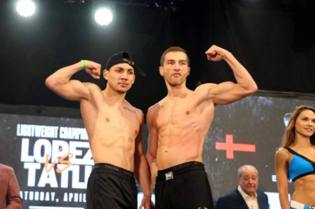 Teófimo López y Edis Tatli luego del pesaje posaron para los fotógrafos en el Madison Square Garden de Nueva York.