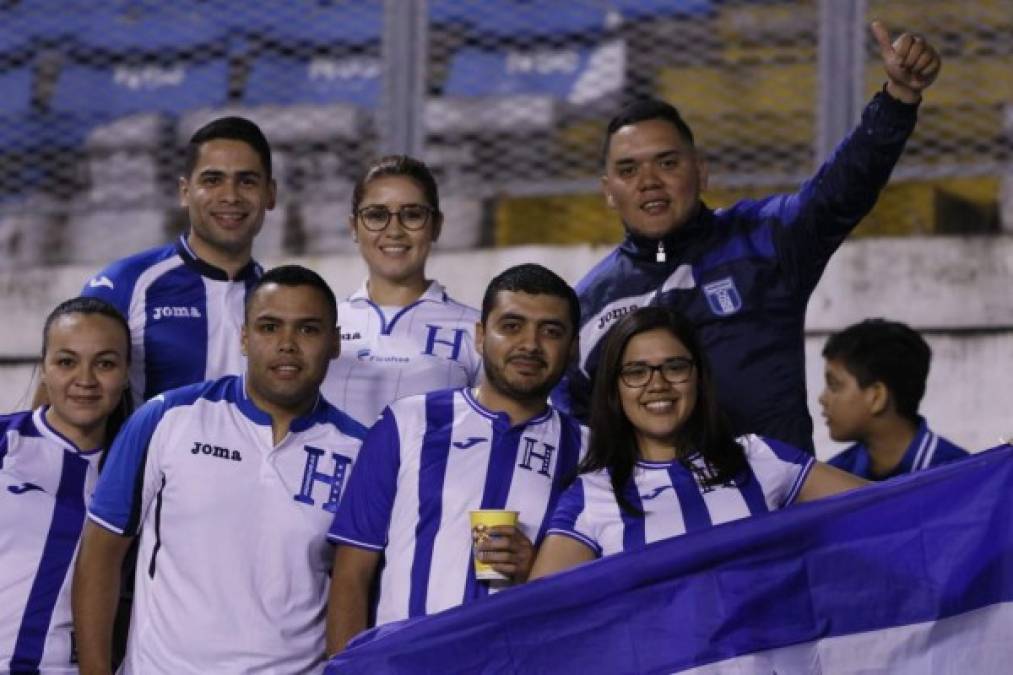 Un buen número de hondureños llegó al estadio sampedrano para alentar al equipo nacional.