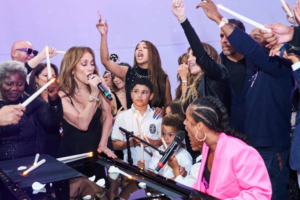 Durante el evento, artistas como Jennifer Lopez y Alicia Keys hicieron un tributo musical al magnate. 