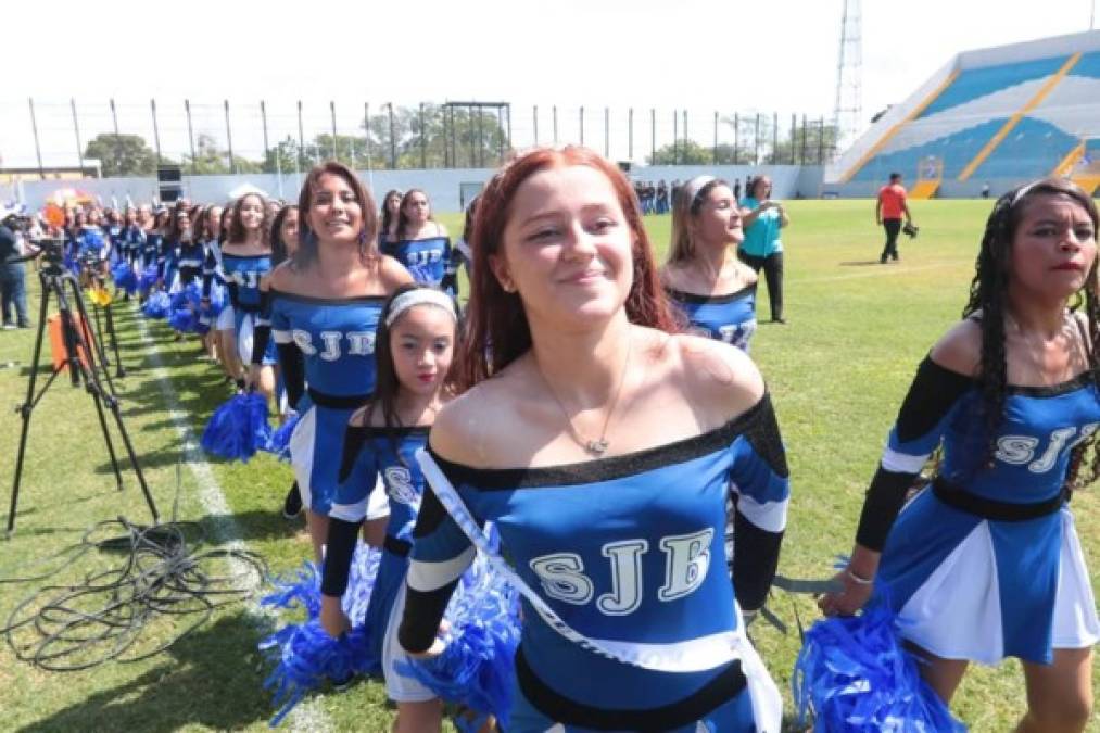 Alumnas del Instituto San Juan Bosco haciendo su presentación en el Estadio Francisco Morazán.