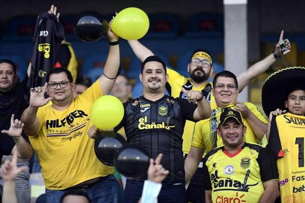 Los aficionados del Real España llegaron desde temprano al estadio Morazán para apoyar a su equipo en el clásico sampedrano.