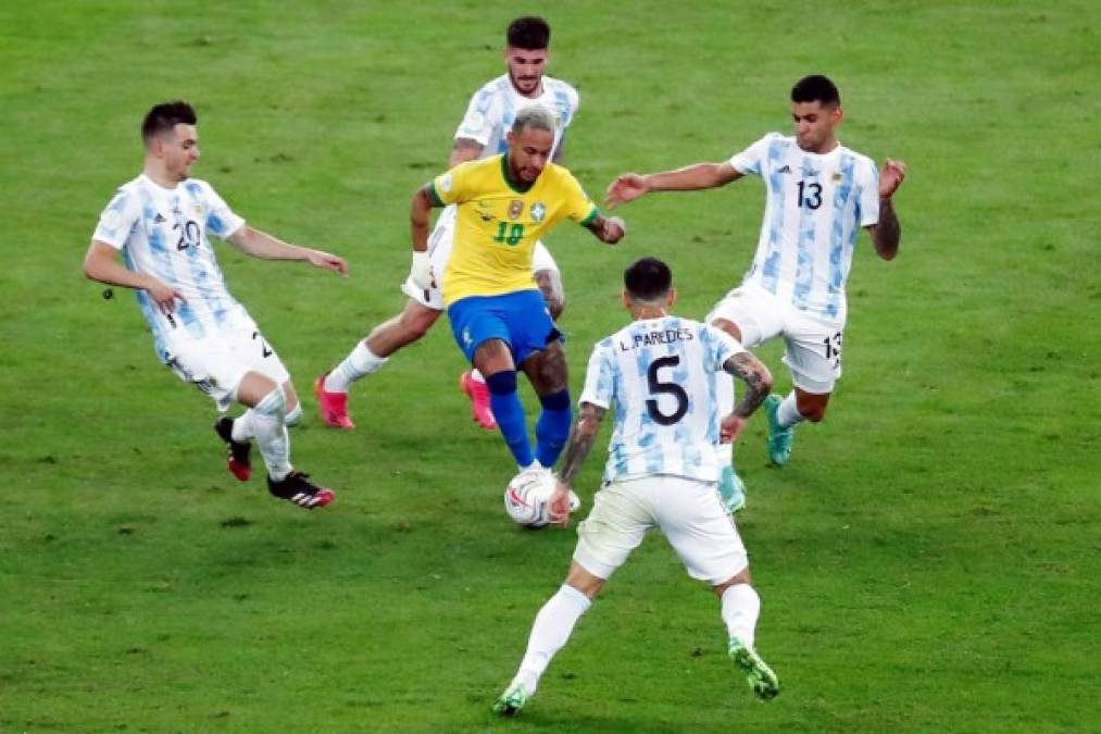 Neymar entre cuatro jugadores argentinos conduciendo el balón.