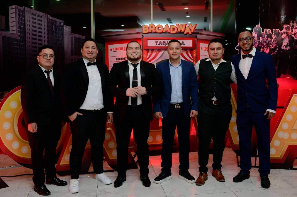 Fiesta navideña al estilo “Moulin Rouge” de UTH