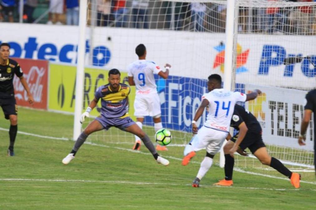 El momento en el que Júnior Lacayo se apresta a disparar de zurda ante Roberto López para marcar el gol de la victoria del Olimpia.