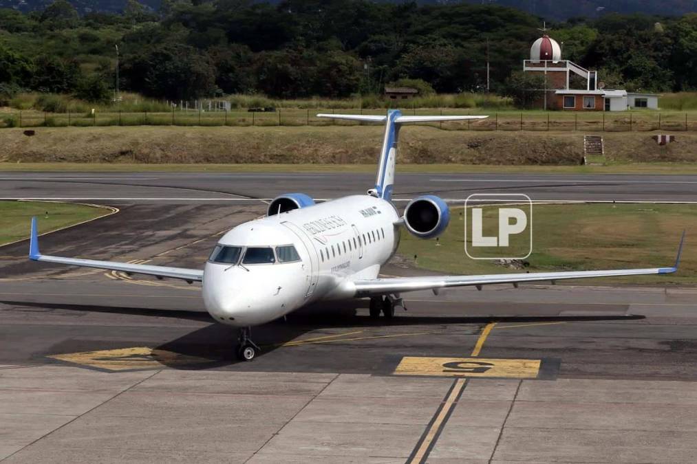 Momento en el que aterrizaba el avión que trasladó al plantel del Olimpia procedente de Costa Rica tras ganar el título de la Liga Concacaf.