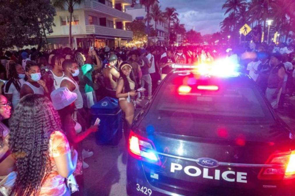 Ninguna persona podrá circular en el área de South Beach, en el sur de Miami Beach donde se han presentado desmanes durante las últimas semanas, a partir de la 8 de la noche, y los restaurantes y bares deberán cerrar a esa mismas hora, anunció hoy el Gobierno del alcalde Dan Gelber.