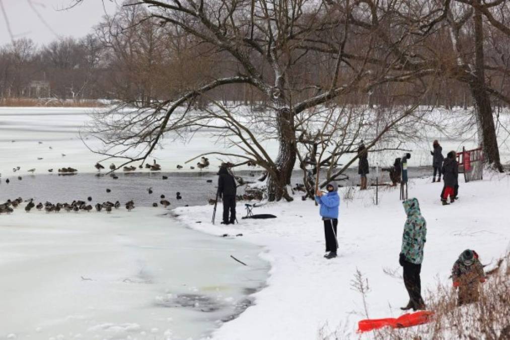 "De Blasio apuntó que en Central Park cayeron un total de 17,2 pulgadas de nieve (cerca de 44 centímetros), pero levantó el estado de emergencia dictado el lunes en la ciudad y apuntó que los medios de transporte público ya han vuelto a operar, aunque con ciertos retrasos."