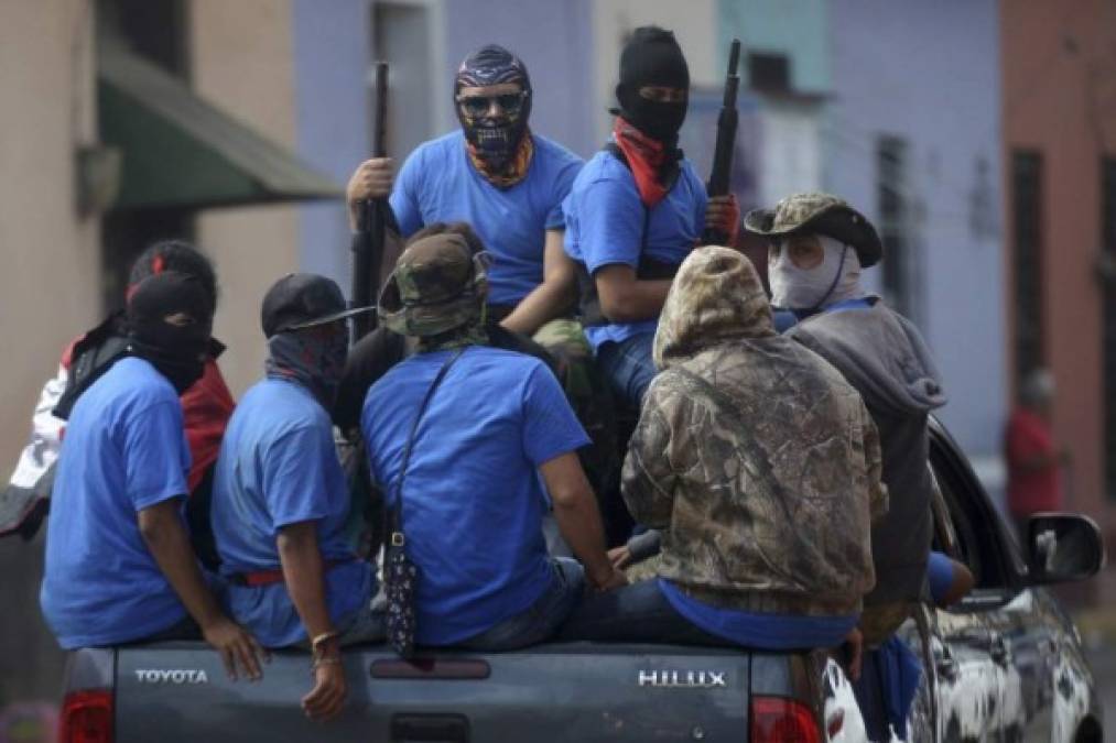 Paramilitares y policías patrullan las calles para evitar manifestaciones contra el Gobierno de Ortega. La crisis también ha provocado el cierre de cientos de medianas y pequeñas empresas y muchos nicaragüenses se han visto obligados a salir del país por temor a la violencia.