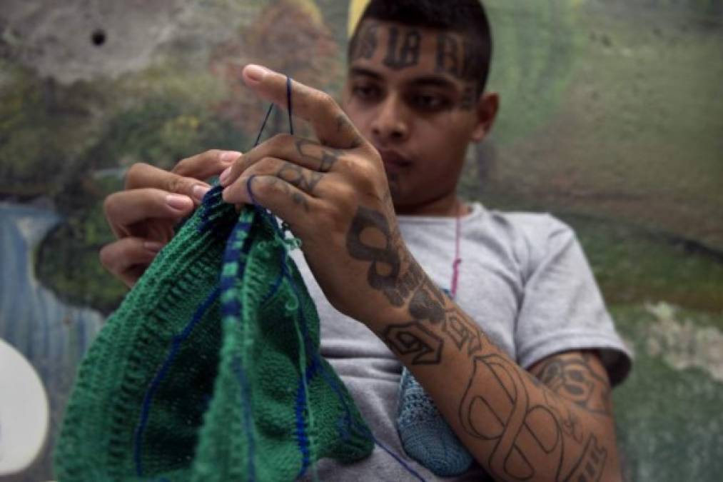 Ahora la cárcel se asemeja más a una escuela en la que se observan pandilleros recibiendo clases en celdas convertidas en aulas o realizando oficios como tejer abrigos o gorros de crochet.