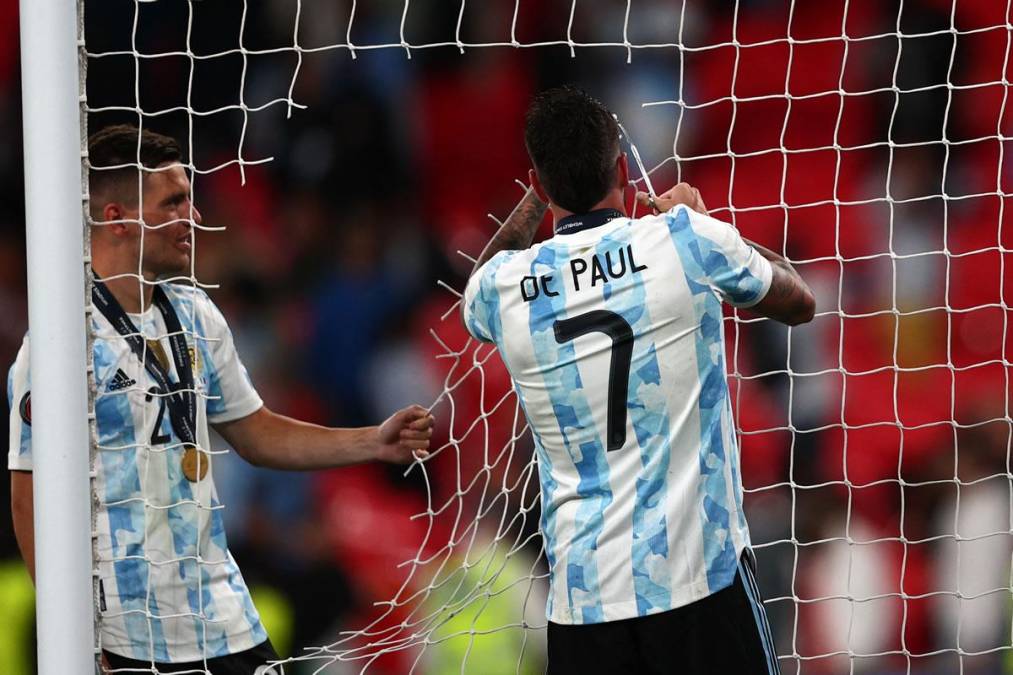 Rodrigo de Paul también se llevó una parte de las mallas de Wembley como recuerdo de la Finalissima.