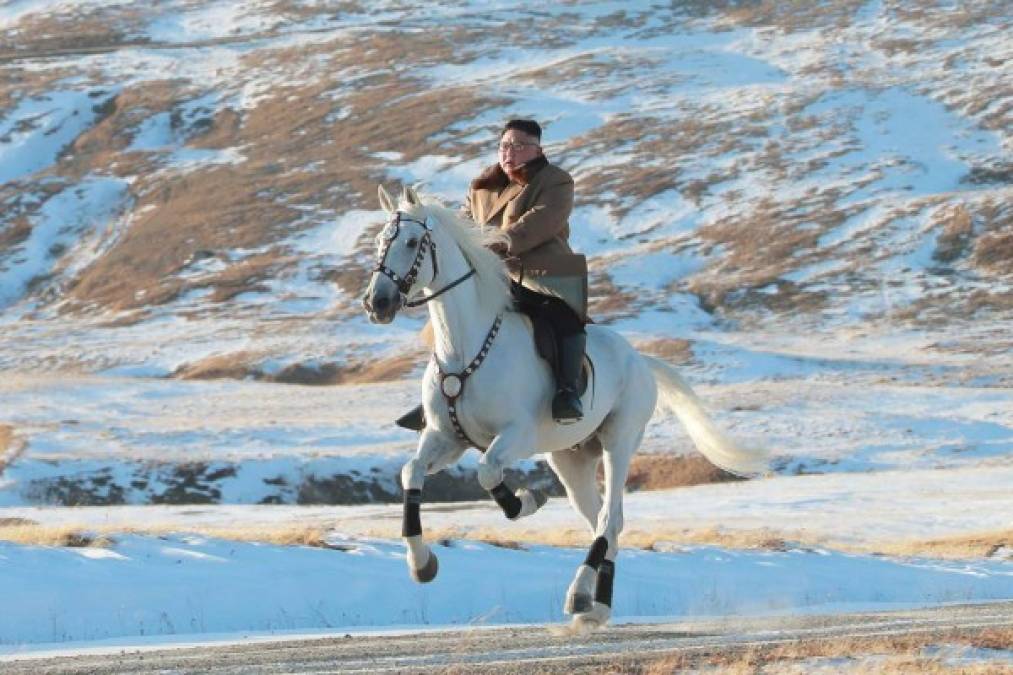 El líder norcoreano no había hecho ninguna aparición pública desde el 11 de abril, cuando presidió el politburó. <br/>