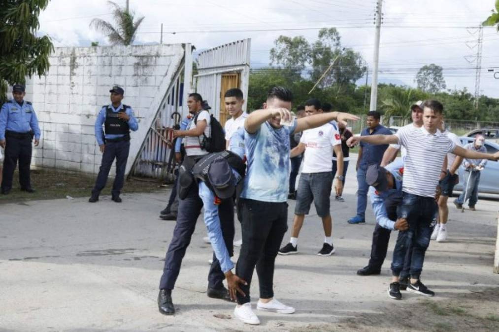 Desde horas muy tempranas los elementos de la Policía Nacional se tomaron el estadio Olímpico para resguardar por la seguridad de los aficionados.