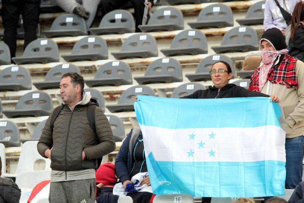 Aficionados hondureños presentes en el estadio Único Diego Armando Maradona de La Plata.