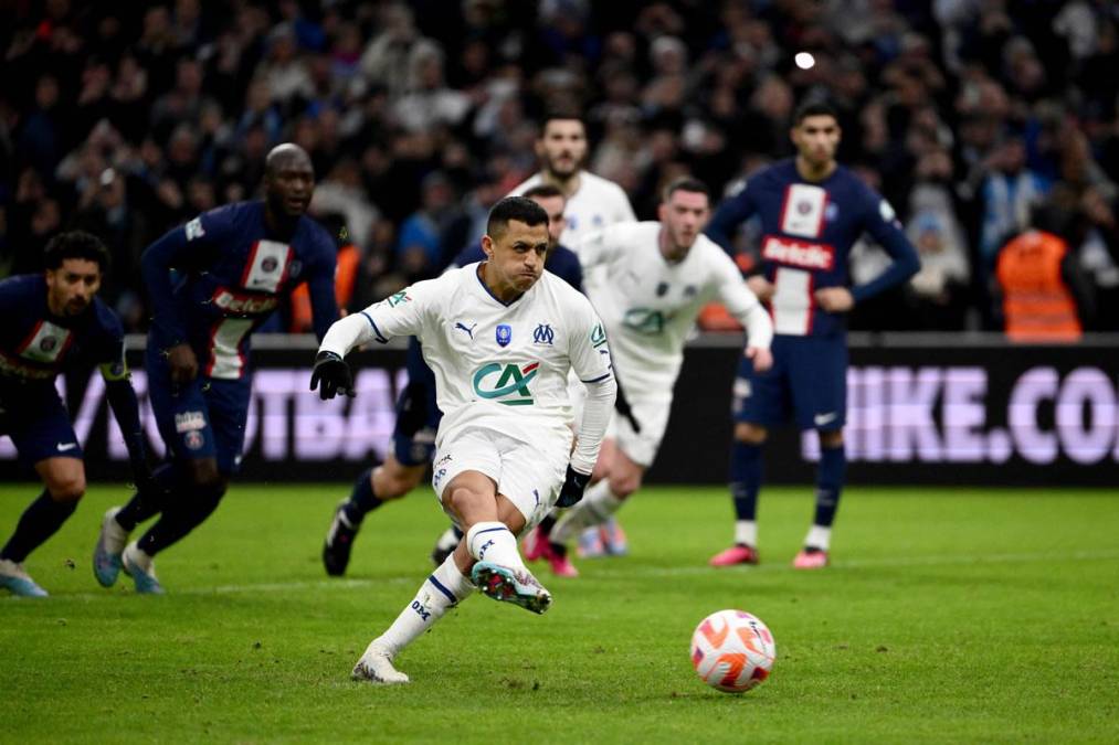 El chileno Alexis Sánchez marcó de penal el 1-0 del Marsella contra el PSG.