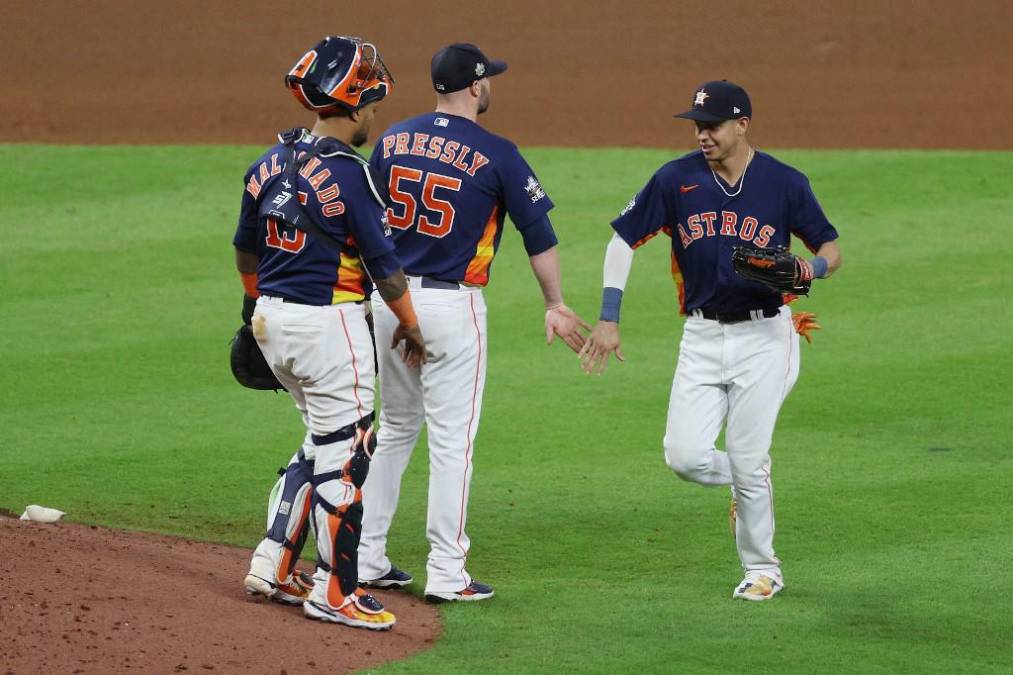 En el arranque de la novena entrada, con el pizarrón 5-1 en el Minute Maid Park, se vino el momento que muchísimos hondureños estaban esperando. El debut de Mauricio Dubón en la Serie Mundial.