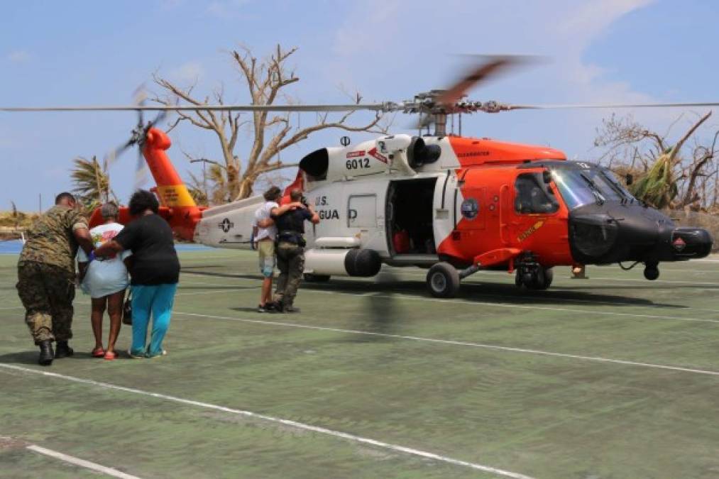La Guardia Costera de EEUU ha evacuado a unos 600 ciudadanos estadounidenses y ahora se ha sumado a los equipos de rescate para buscar a los desaparecidos tras el ciclón.