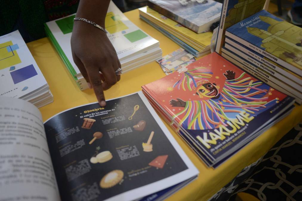 Feria del Libro SPS 2022 continúa en la Plaza de las Banderas