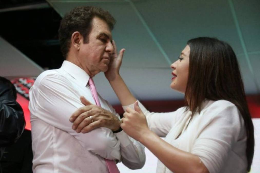 Inseparable de su esposo en los últimos días, Iroshka fue captado limpiando el sudor del candidato presidencial durante la conferencia de prensa.