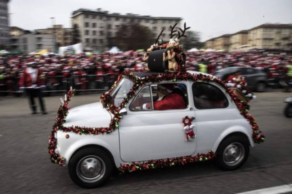 En Turín, Italia, una maratón de Santa Claus dio inicio a las celebraciones navideñas.