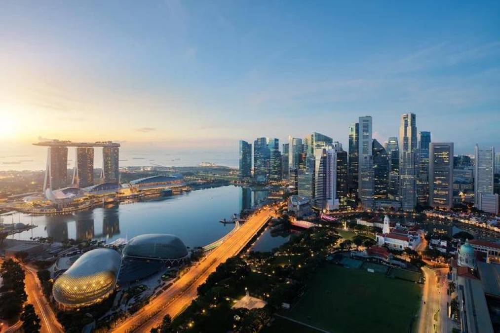 Singapur la ciudad es conocida como uno de los lugares más densamente poblados de la tierra. Es una ciudad colorida llena de tentadores paisajes, olores y sabores que enamoran a cualquier visitante.