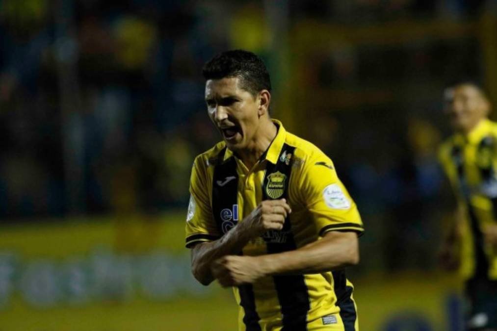 La eufórica celebración de Johnny Leverón tras su golazo de tiro libre.