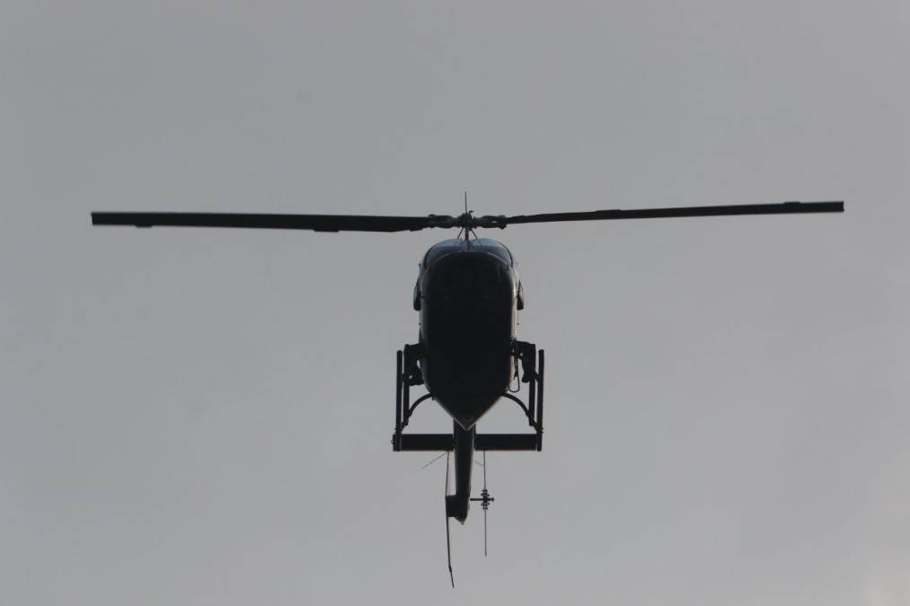El operativo fue acompañado desde el aire por helicópteros de la policía. 