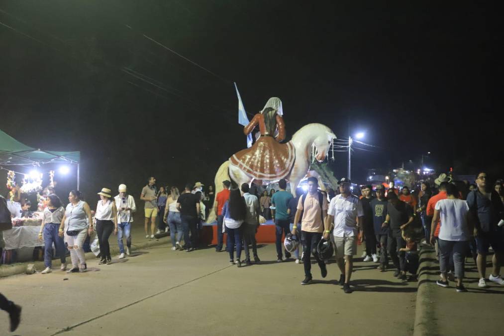 Miles disfrutan con las chimeneas gigantes de Trinidad