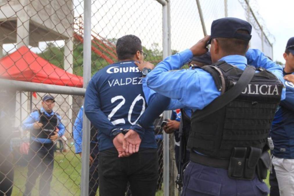 Afortunadamente no pasó una tragedia, pero algunos aficionados tuvieron que ser detenidos en pleno partido.