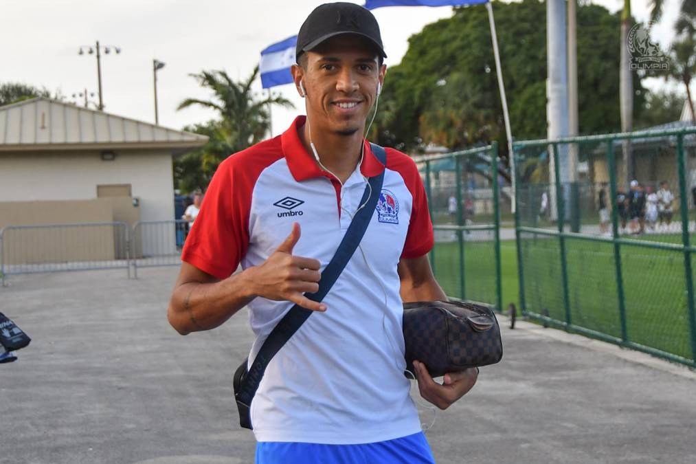 Yan Maciel, sonriente llegando al estadio. El brasileño ha sido la figura del Olimpia en esta pretemporada.