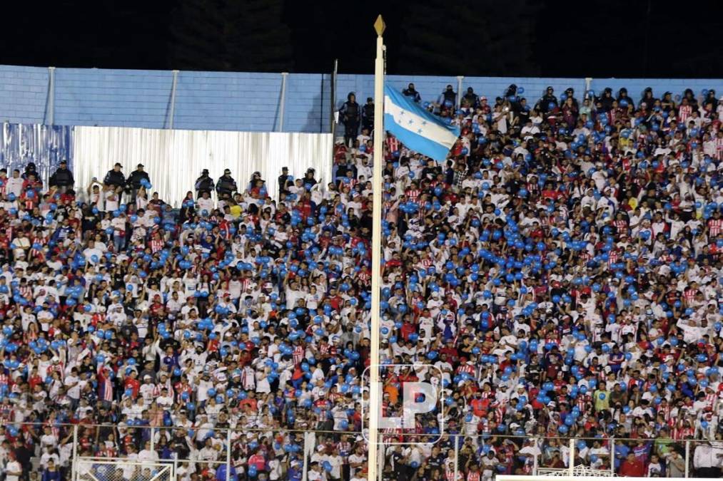 Muchos aficionados del Olimpia utilizaron globos azules en las graderías del estadio Nacional Chelato Uclés.