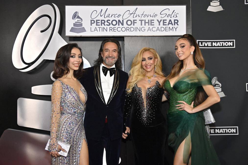 El famoso cantante mexicano llegó al evento acompañado de sus hijas Alison ( vestido plateado) y Marla (vestido verde) , además de su esposa Cristian Salas, vestida de negro. Sus hijos Marco y Beatriz también estuvieron presentes.